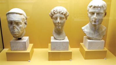 بعد واقعة تمثال سوهاج.. «مسمار» لكل قطعة أثرية ثقيلة بالمتاحف.. دعامات حديدية لتثبيت التماثيل الضخمة.. عشرات القطع مهددة بالتلف بسبب الصدأ والشروخ.. والمونة الآمنة والمواد الخاملة أبرز الحلو