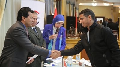 وزير الرياضة يسلم الدفعة الثانية من تمويل المشروعات الصغيرة لـ 80 شابا وفتاة