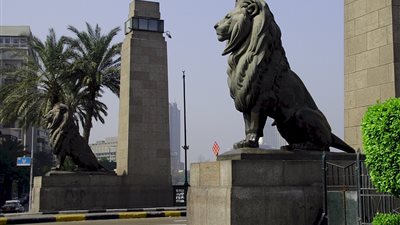 اختفاء عمود أثري من كوبري قصر النيل.. مسئولو محافظة القاهرة: سقط قبل الثورة.. ومدير الطرق والكباري: لا نعلم عنه شيئًا.. وقد يكون بحوزة «المقاولون العرب».. و«النظافة»: الآثار مسئولة