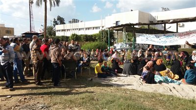 بالفيديو والصور.. أصحاب شقق الإسكان يواصلون الإضراب بمستشفى منوف