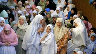 مسلمات توزعن الآيات القرآنية والأحاديث النبوية في شوارع سيدني