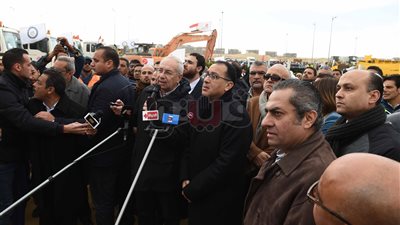 مدبولي: مئات العمال و500 معدة بـ7 شركات تبدأ العمل في «النهر الأخضر»