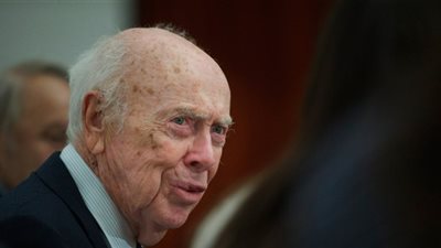 تجريد عالم أمريكي من كافة ألقابه بسبب تصريحات عنصرية