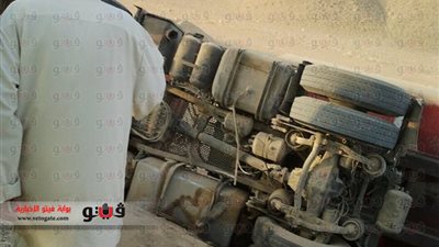 بالصور.. انقلاب ناقلة مواد بترولية بالوادي الجديد