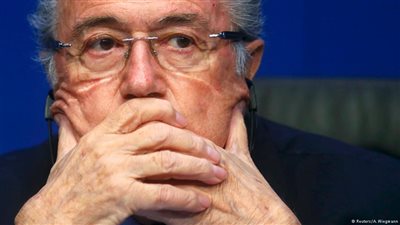 الاشتباه بتورط بلاتر في فضيحة رشوة بملايين الدولارات