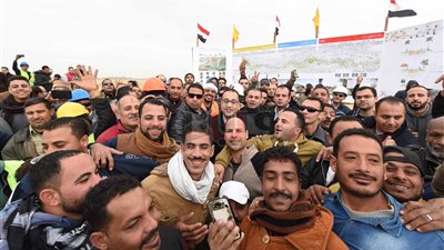 تفاصيل جولة مدبولي بالعاصمة الإدارية.. بدء العمل في «النهر الأخضر».. الشركة الصينية تصب القواعد الخرسانية لـ80 ساعة متواصلة لأطول برج في أفريقيا.. ويتفقد أول عينة فيلات مشطبة بجاردن سيتي الج