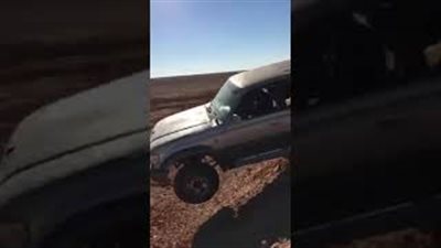 لحظة انقلاب سيارة بطريقة مروعة (فيديو)