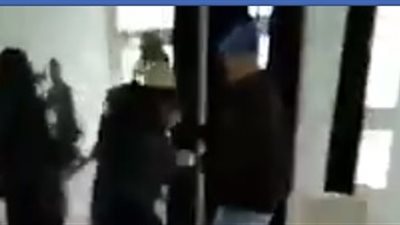 لقطات صادمة لمعلم يعتدي على طالبة بالضرب داخل الفصل (فيديو)