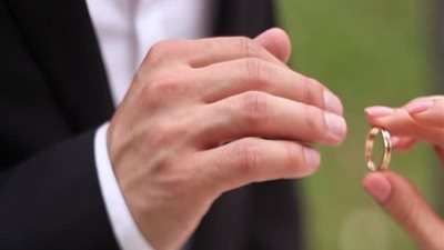 لماذا يرفض الرجال ارتداء دبلة الخطوبة أو الزواج.. خبراء علاقات أسرية يكشفون: الثقافة الذكورية ولفت الأنظار أبرز الأسباب..عدم التقيد ضمن القائمة.. والإصابة بالحساسية أبرز الأسباب