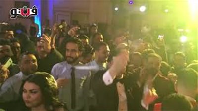 محمود الليثي يفاجئ «عبد السلام» في زفافه بغناء «بيضيع» (فيديو)