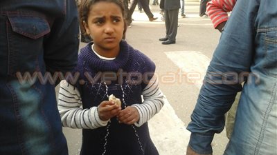 بالصور.. أب وأبناؤه يضربون عن الطعام أمام دار القضاء لمقابلة السيسي