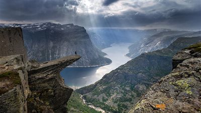 «مجانين الأدرينالين».. أجرأ اللقطات أعلى جرف النرويج الشهير (فيديو وصور)
