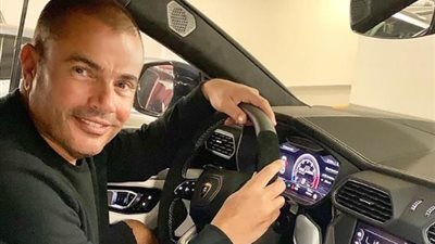 عمرو دياب ينشر صورة من داخل سيارته الفارهة.. والجمهور: عربية دي ولا مركبة فضاء