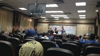 بالصور.. «اقتصاد القاهرة» تكرم رئيس الجامعة الأمريكية السابقة