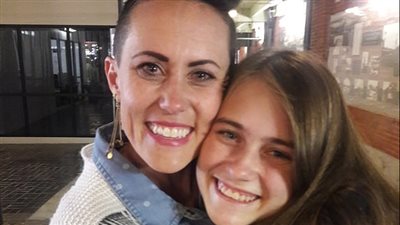 بعد 17 عاما.. امرأة تجتمع مع ابنتها التي تركتها للتبنى بالصدفة (صور)