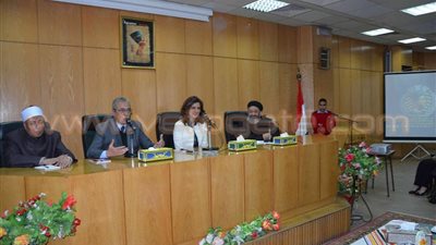 «مكرم»: سن مادة لمعاقبة الوالدين على إرسالهم أبناءهم للخارج