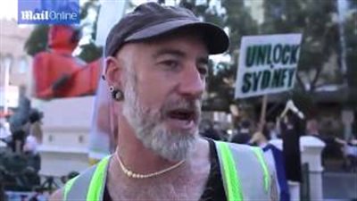 بالفيديو.. محتفلون يدمرون مخزنا في أستراليا