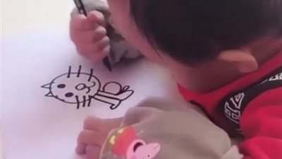 طفلة تنافس رسامى الكاريكاتير المحترفين (فيديو وصور)