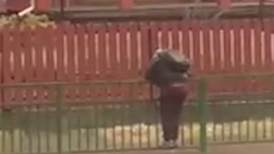 طفل حاول تجنب المياه القذرة فنال ما لم يكن يتوقعه (فيديو وصور)