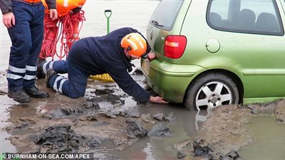 سيارة رجل تغرق في رمال شاطئ بعد شرائها بثلاثة أيام (فيديو وصور)