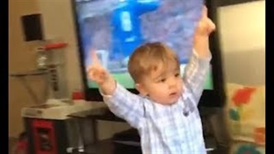 ردة فعل طفل 19 شهرا بعد أن سجل فريقه هدفا (فيديو)