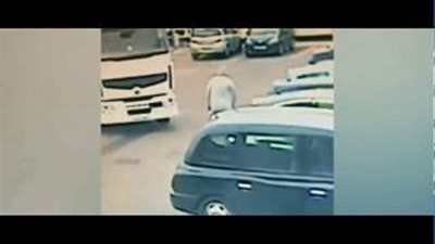 «الحرامي المنحوس».. نهاية مفجعة للص حاول الهروب من سوبر ماركت (فيديو)