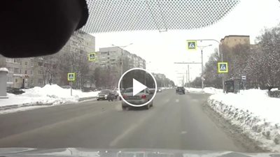 رد فعل امرأة لحظة تعرض أم وطفلها لحادث دهس مروع (فيديو)