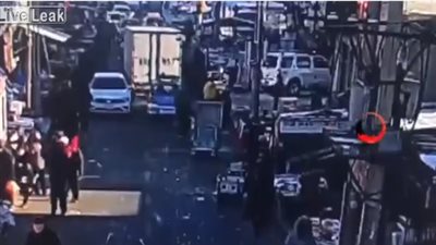 سائق متهور يدهس أكثر من شخص داخل سوق (فيديو)