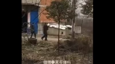 لقطات صادمة لأب يعتدى على ابنه العارى بالضرب المبرح (فيديو)