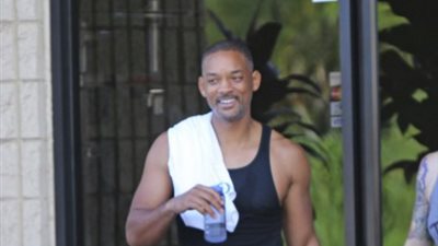 بالصور.. ويل سميث وزوجته يقضيان عطلة عائلية على شواطئ هاواي