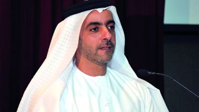 وزير الداخلية الإماراتي يصل مطار القاهرة على متن طائرة خاصة