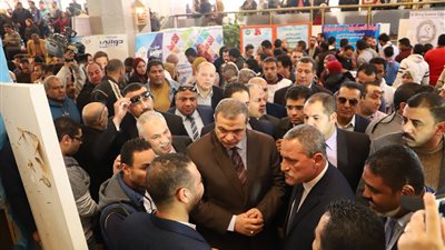 وزير القوى العاملة يفتتح ملتقى يوفر 12 ألف فرصة عمل بالإسماعيلية.. ويؤكد: مشروع قانون العمل الجديد يحقق الأمان الوظيفي ويحظر الفصل التعسفي.. والدولة تبذل جهودا مضنية لخلق وظائف لائقة للشباب (صورر)