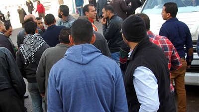 تجمهر أولياء أمور طلاب الثانوية بالمنيا بسبب رفع أجرة السرفيس والتاكسى