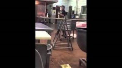 بالفيديو.. عامل بأشهر مطاعم السعودية يحضر العجين على الأرض