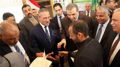 وزير القوى العاملة يسلم 250 شهادة أمان للعمالة غير المنتظمة (صور)