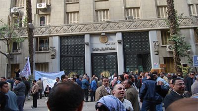 العاملون بالضرائب يتوافدون على 