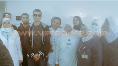 بالصور.. خالد النبوي يزور أطفال مستشفى «أبو الريش»