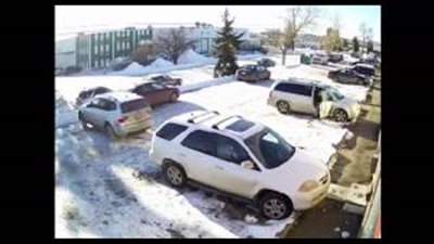 بالفيديو.. لقطات طريفة تثبت فشل السيدات في قيادة السيارات