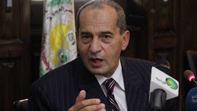 وزير الزراعة يعرض تقريرا حول سبل ترشيد استيراد الذرة الصفراء