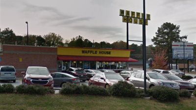 موظفان في متجر «وافل» يحولان رجلا سكران إلى ساندوتش (فيديو)