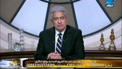 بالفيديو.. والدة طالب تمزق ملابسها وتعتدي على مدرس بـ«مطواة»