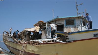 المخابرات تضبط مركب صيد على متنها 15 شخصا قبل هجرتهم لإيطاليا