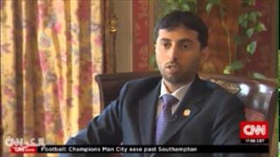 بالفيديو.. طفل ينجو من الموت بأعجوبة بعد سقوطه على خطوط السكك الحديدية