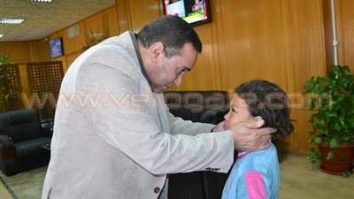 محافظ الإسماعيلية يستقبل طفلة أجرت عملية جراحية بعينها