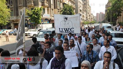 بالصور.. مسيرة للأطباء تندد بتباطؤ 