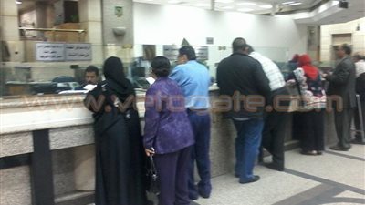 بالصور.. بدء صرف عائدات شهادات استثمار 