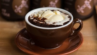 طريقة إعداد «الشيكولاتة الساخنة والسحلب بالقرفة»