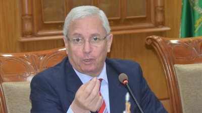 عبد الخالق يعد قانونا ينهي عصر الطلاب 