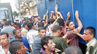 إحالة قانون تجريم الاعتداء على الشرطة يثير المخاوف.. سالم: يعتدي على الحريات ويزيد من تلفيق الاتهامات للأبرياء.. قاسم: استثنائي ويجب وضع ضوابط لتنفيذه.. الجمل: يثير القلق ويستهدف المتظاهرين