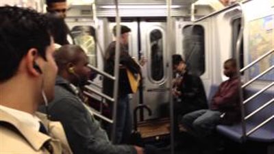 بالفيديو.. أغرب طلب زواج بمترو الأنفاق